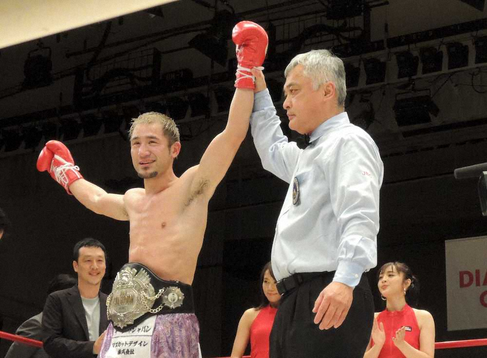 ＜日本ライト級タイトルマッチ＞7回TKO勝ちで4度目の防衛に成功した吉野修一郎（左）
