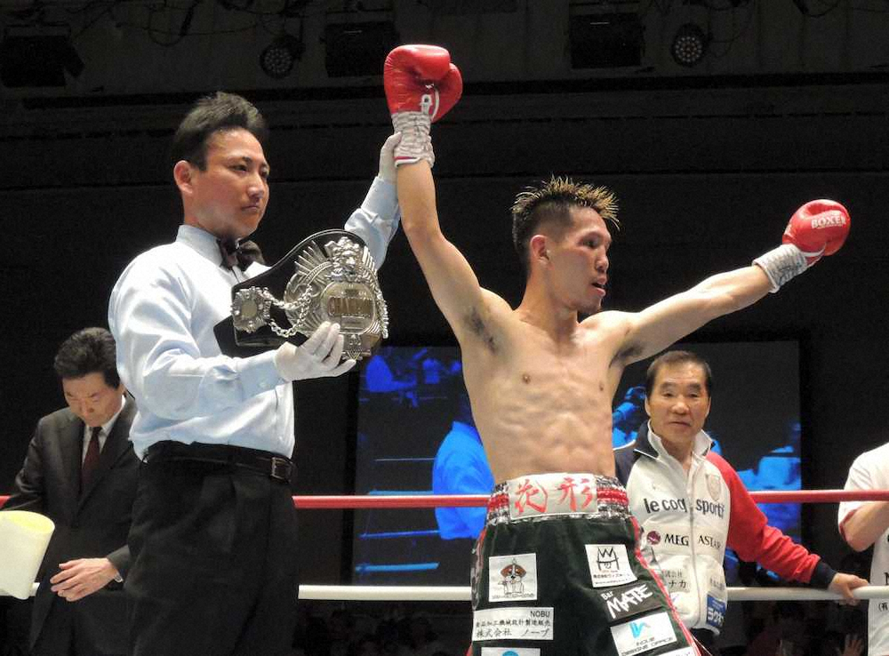 ＜日本バンタム級王座統一戦＞5回TKO勝ちで初防衛に成功した正規王者・斉藤裕太（右）