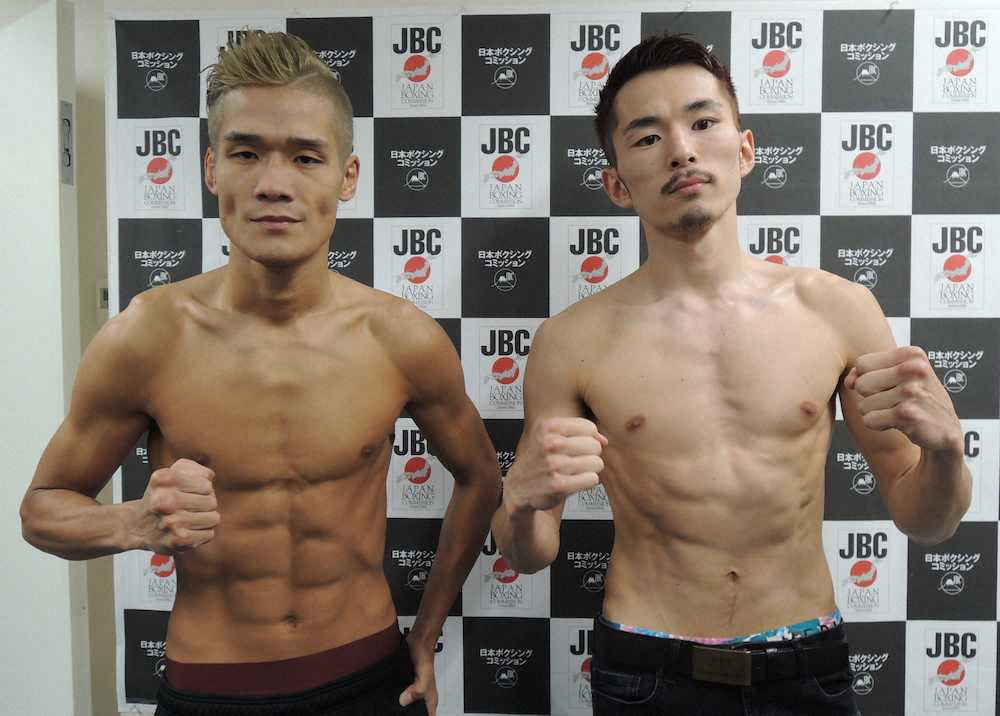 ＜日本フェザー級タイトルマッチ＞前日計量をパスし、ポーズをとる王者・源大輝（左）と挑戦者の阿部麗也