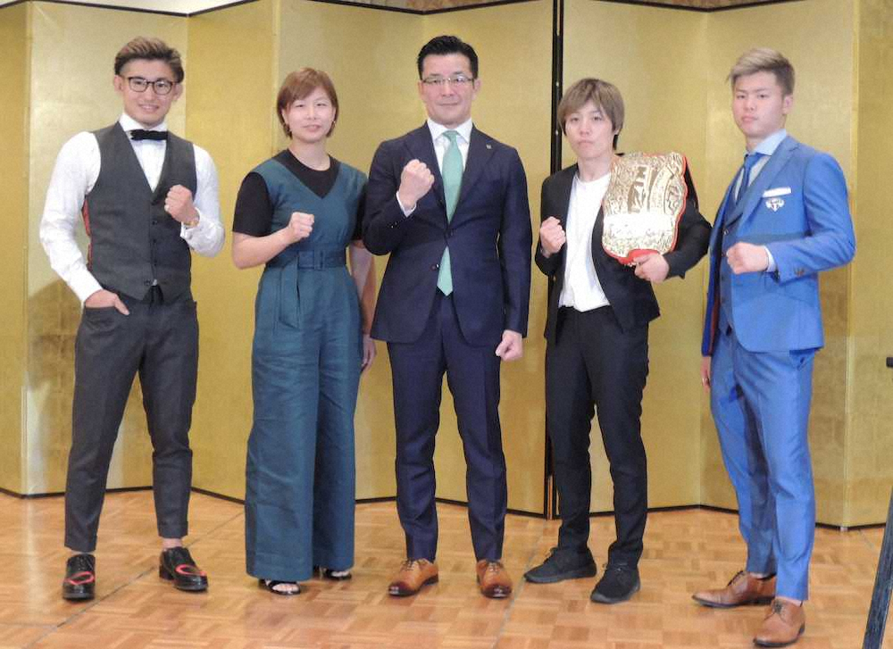 「RIZIN．16」対戦カード発表会見に出席した（左から）才賀紀左衛門、浅倉カンナ、榊原信行CEO、浜崎朱加、那須川天心