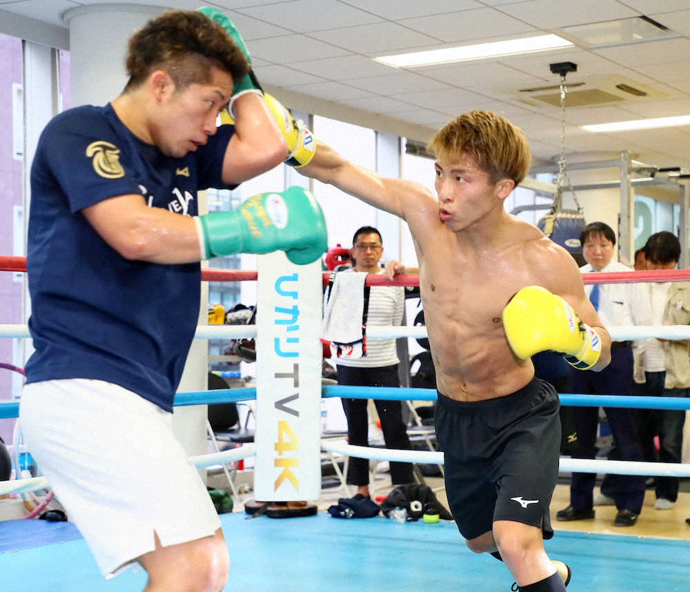 ＜井上尚弥公開練習＞弟・拓真を相手に練習する井上尚弥（右）（撮影・会津　智海）