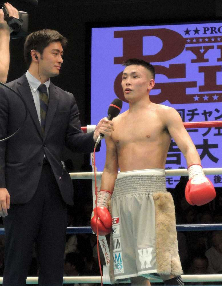 プロ2戦目、国内デビュー戦で勝利し、リング上でインタビューを受ける岩田翔吉（右）