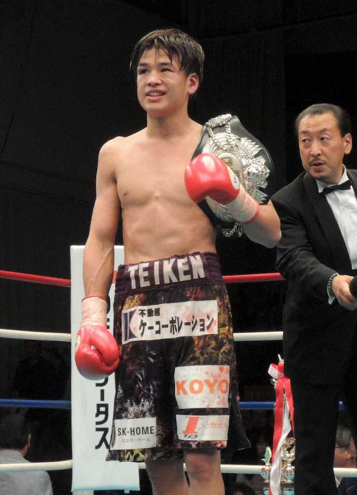 【画像・写真】末吉　大苦戦も判定勝ちで4度目の防衛に成功　日本Ｓフェザー級タイトルマッチ