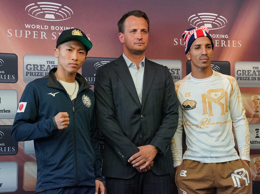 フォトセッションに臨む（左から）井上尚弥、ザワーランド氏、ロドリゲス（撮影・島崎忠彦）