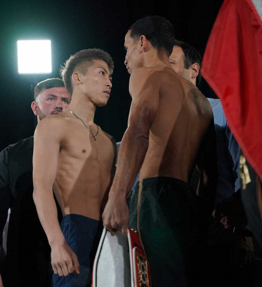 ＜WBSS準決勝計量＞ロドリゲス（右）とにらみ合う井上尚弥（撮影・島崎忠彦）