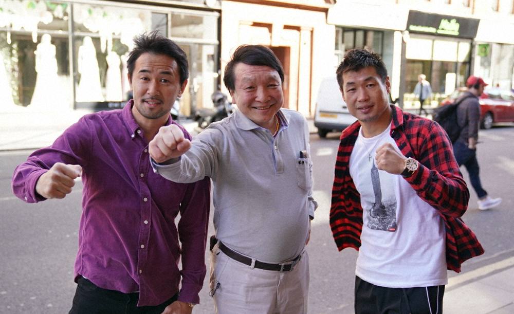 元世界王者の山中氏（左）、長谷川氏（右）からのサポートを確約された大橋会長