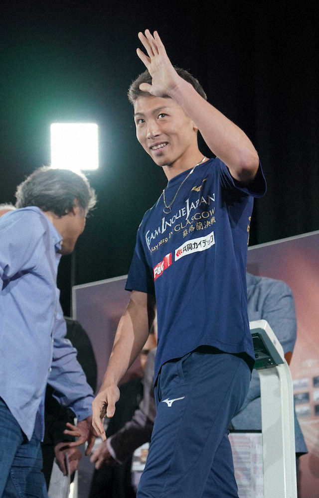 ＜WBSS準決勝井上尚弥・ロドリゲス＞声援に応える井上尚弥（撮影・島崎忠彦）