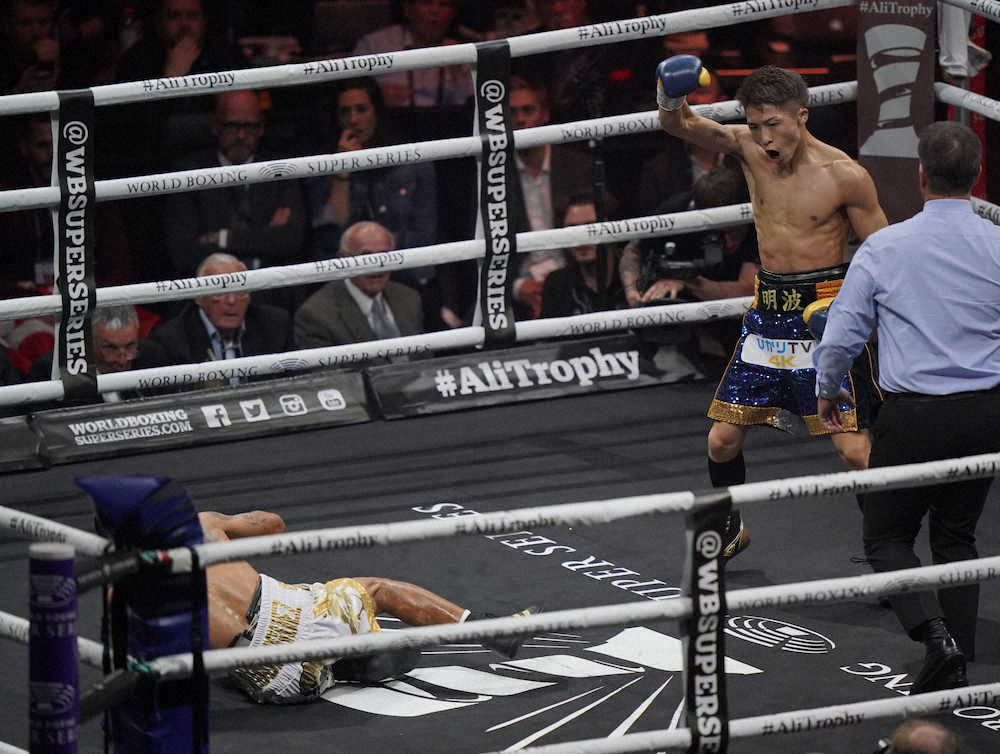 ＜WBSS準決勝井上尚弥・ロドリゲス＞2R、ロドリゲスから1度目のダウンを奪う井上尚弥（撮影・島崎忠彦）