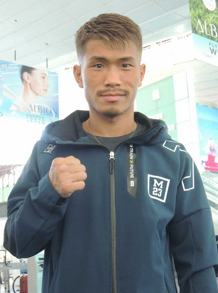 【画像・写真】中国への出発前の羽田空港で取材に応じ、ベルト獲得を誓った木村翔