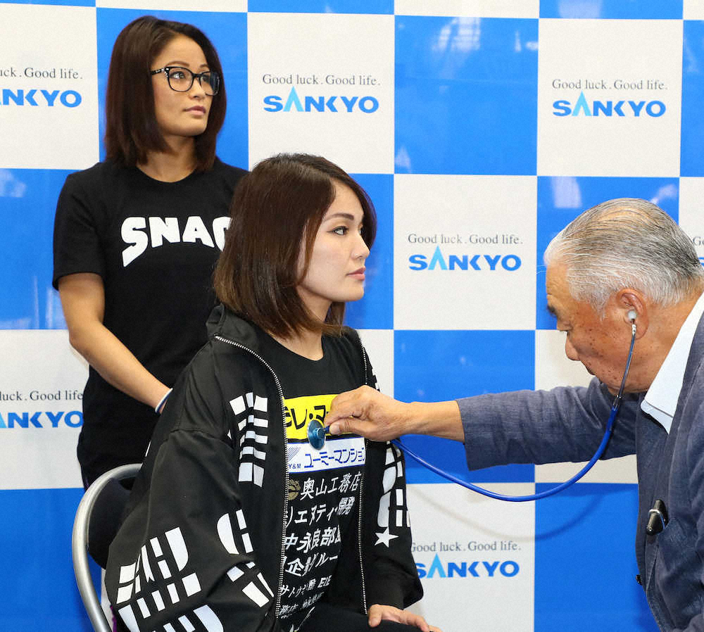 【画像・写真】吉田　笑顔でモートンと握手　好ファイト期待「素晴らしい心の持ち主」