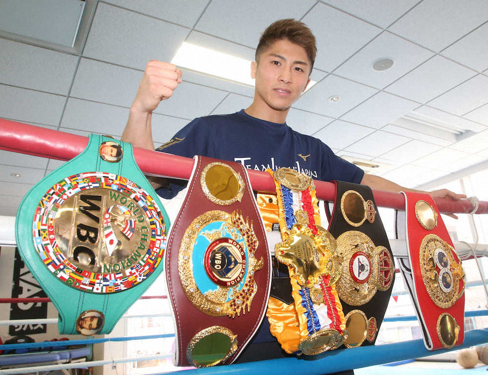 井上尚弥は五つのチャンピオンベルト（左から）WBC、WBO、リング誌、WBA、IBFをお披露目する（撮影・西川祐介）