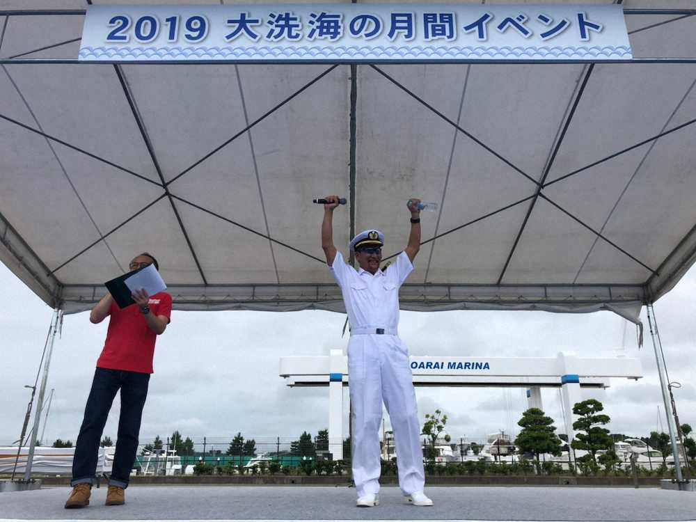 【画像・写真】“ホワイト”蝶野　海自の制服姿で「地域防災サミットin茨城」に参加