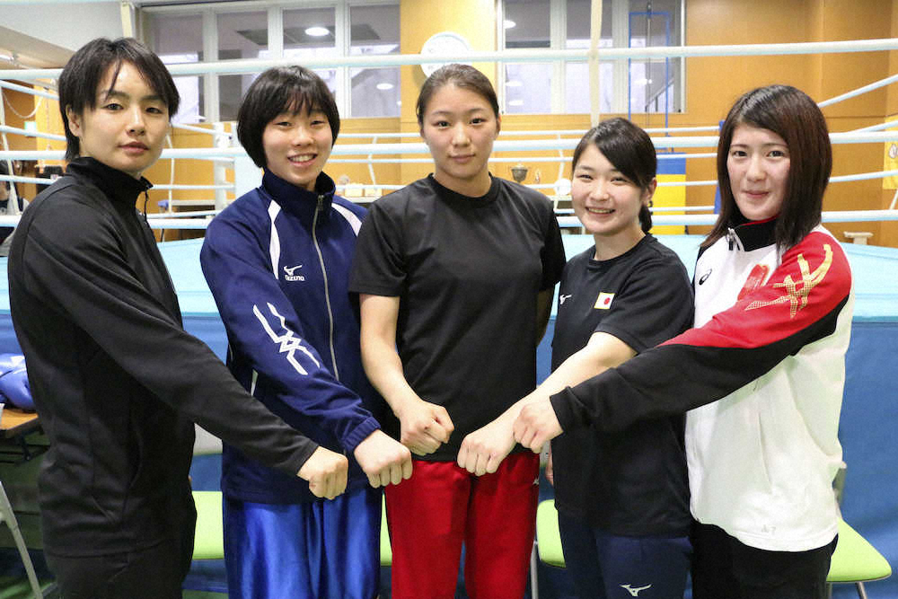 ボクシングの女子世界選手権の代表に選ばれた、（左から）釘宮智子、入江聖奈、浜本紗也、並木月海、仲田輪幸