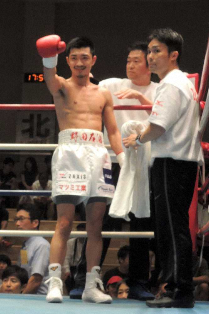 プロデビュー戦を1回TKO勝ちで飾った野田賢史（左）