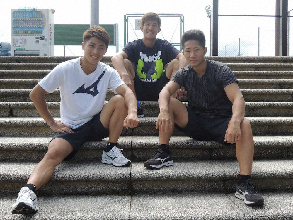軽井沢で走り込み合宿を開始した井上尚弥（左）と弟の拓真（右）。後ろは右はいとこの井上浩