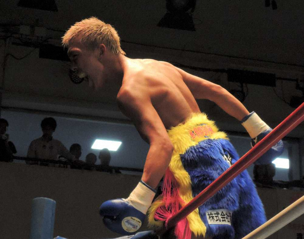 ＜東日本新人王予選・フェザー級準決勝＞3回TKO勝利で決勝に進出し、リング上で吠える亀田京之介