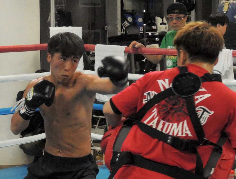 【画像・写真】太田トレーナー（右）を相手にミット打ちを行う井上尚弥