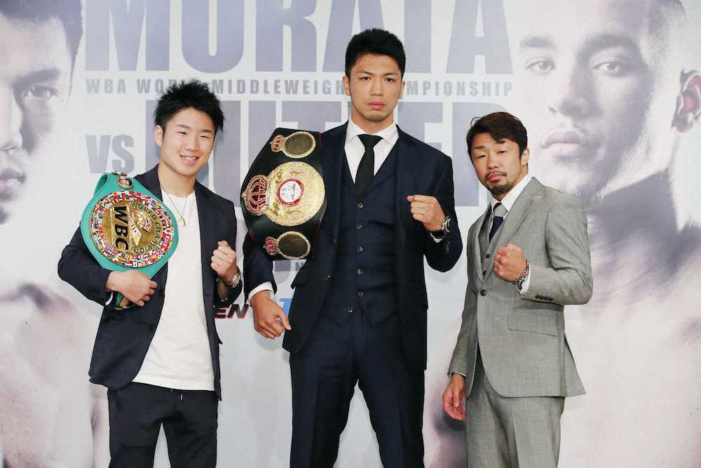 トリプル世界戦発表の壇上でファイティングポーズをとる（左から）拳四朗、村田、八重樫