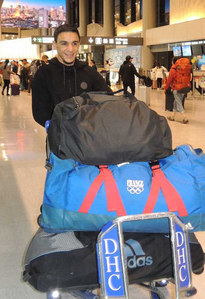 【画像・写真】ウバーリ　井上拓真との世界バンタム級王座統一戦に向け初来日