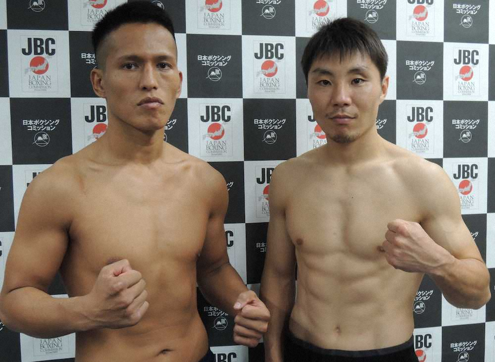 ＜日本スーパーウエルター級タイトルマッチ＞前日計量をクリアした王者・松永（右）と挑戦者・越川