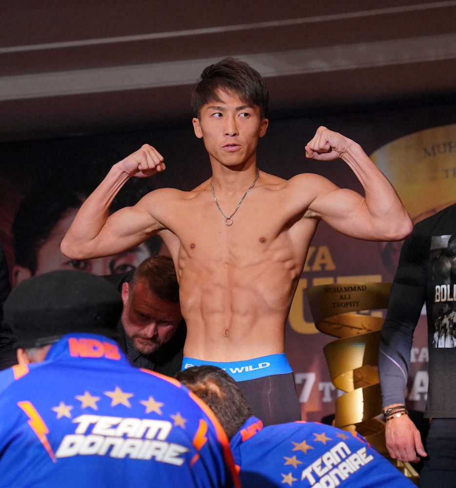 計量で自慢の肉体を披露する井上尚弥 撮影 島崎 忠彦 スポニチ Sponichi Annex 格闘技