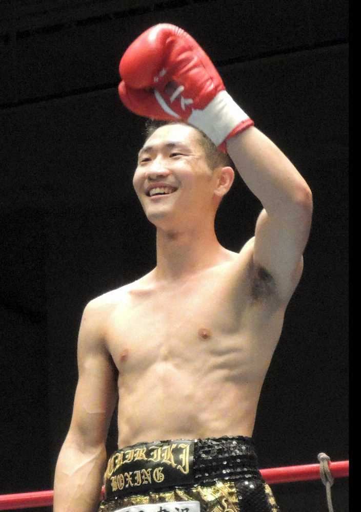 世界ランカーに2回TKO勝ちし、声援に応える栗原慶太