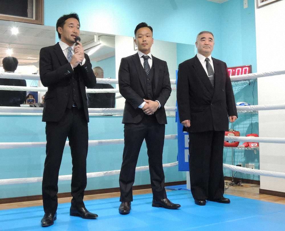 ジムを開設し、元WBC世界バンタム級王者・山中慎介氏（左）から祝福される下田昭文氏（中）。右は帝拳の浜田剛史代表