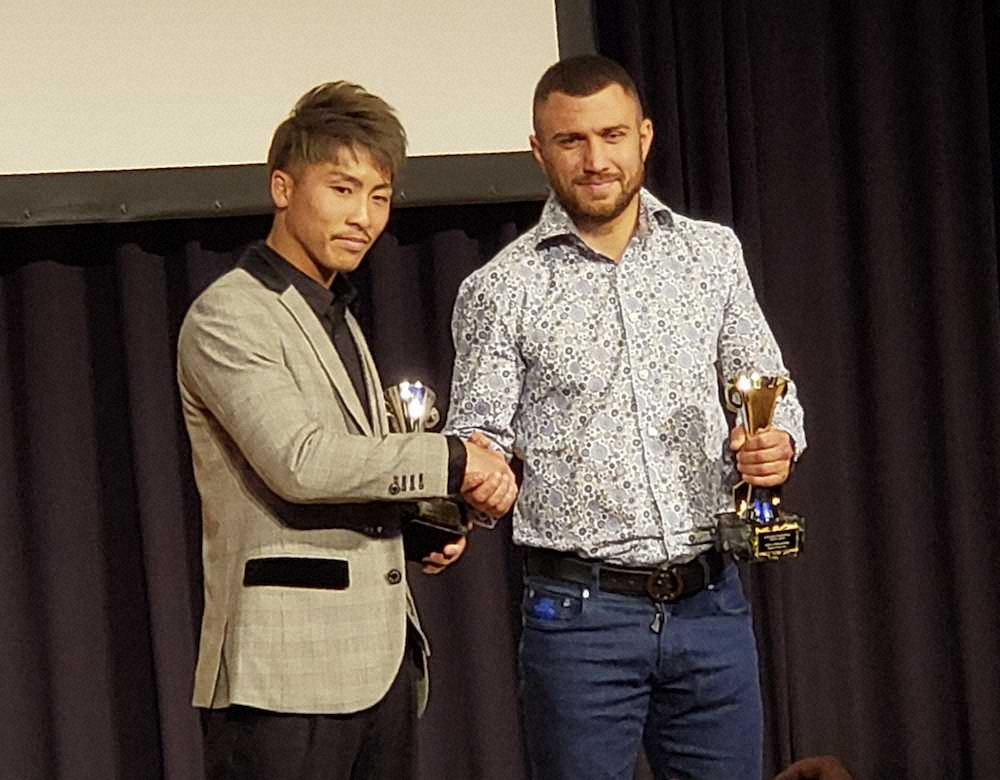WBO総会で井上尚弥（左）はワシル・ロマチェンコとガッチリ握手（撮影・中出健太郎）