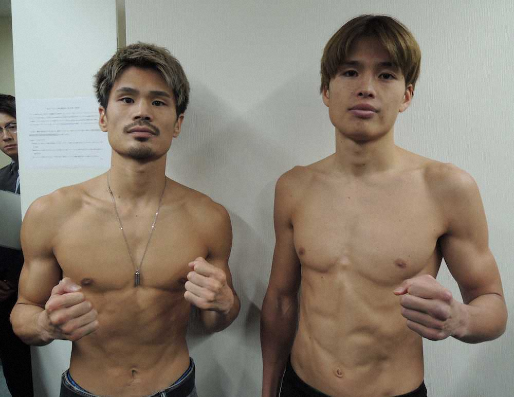 日本スーパーフェザー級タイトルマッチ　前日計量をクリアした挑戦者の坂晃典（左）と王者・末吉大