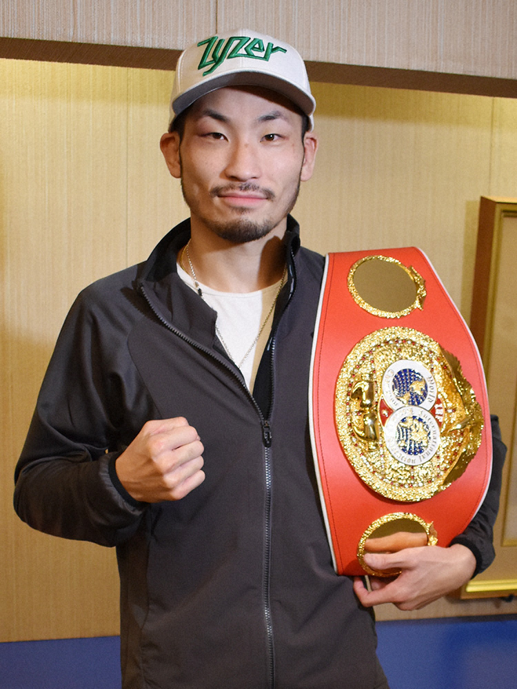 【画像・写真】岩佐、笑顔で凱旋帰国　改めて熱望「統一戦しか見えていない」