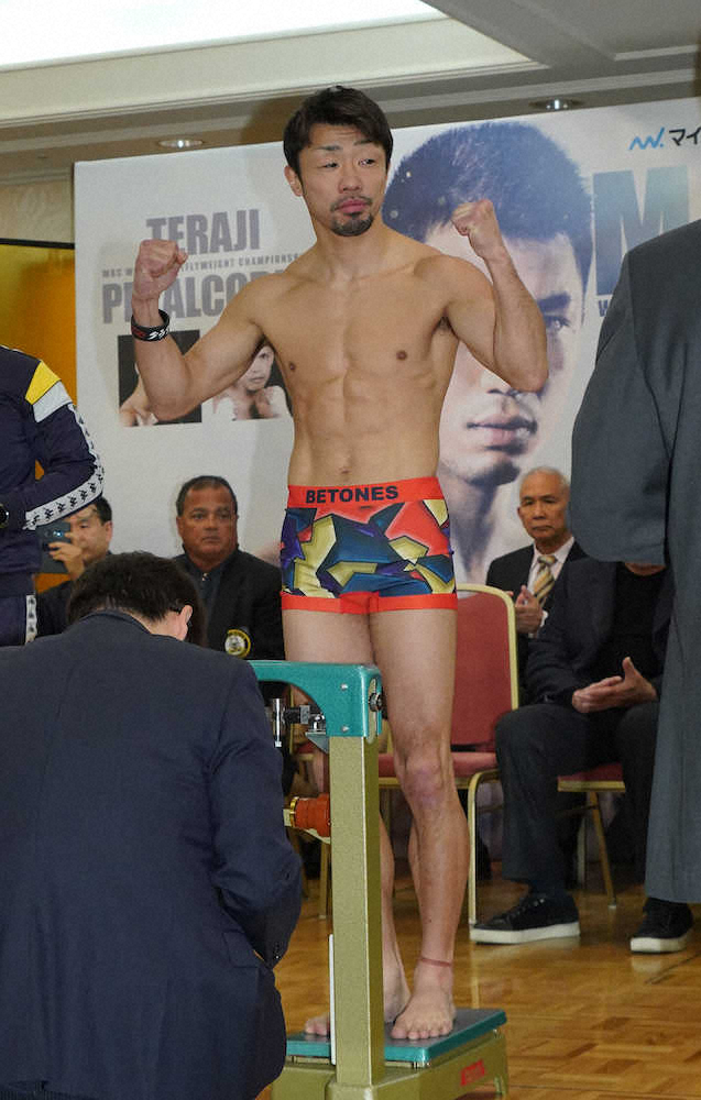 【画像・写真】八重樫東　国内男子最年長世界王座奪取へ計量クリア、ムザラネとにらみ合いも淡々