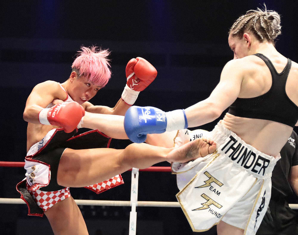 【画像・写真】KANA　涙の初代女王！ノットソンとの延長死闘に僅差判定勝ち「K―1、サイコー！」