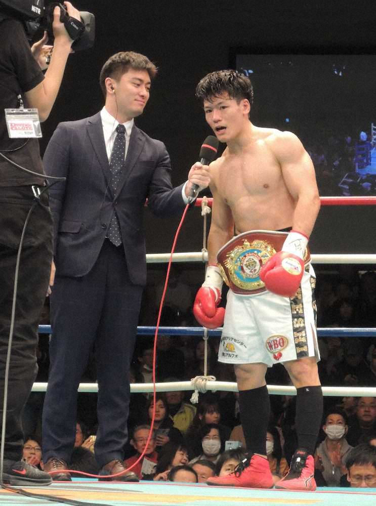 ＜WBOアジアパシフィック・スーパーウエルター級タイトルマッチ＞2回TKOで初防衛に成功した井上岳志（右）