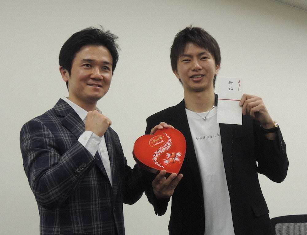 木村悠氏（左）とトークショーを行い、謝礼とバレンタインのチョコレートを贈られた田口良一氏