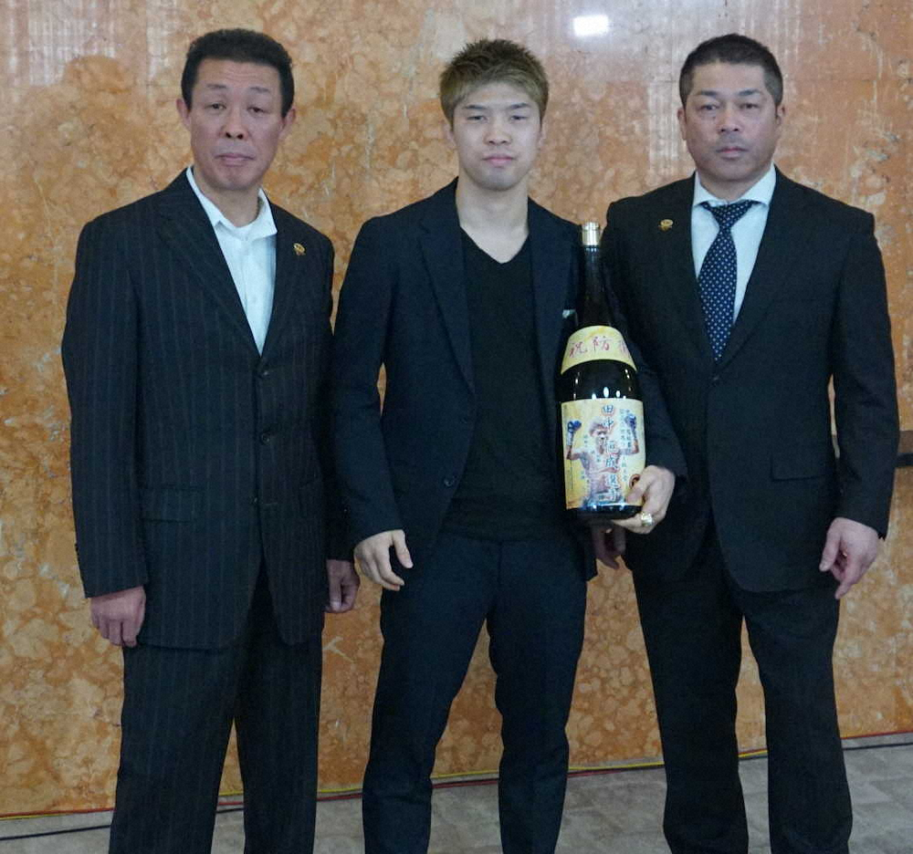 （左から）畑中清詞会長、後援者から贈られた祝い酒を手にした田中恒成、父の斉トレーナー