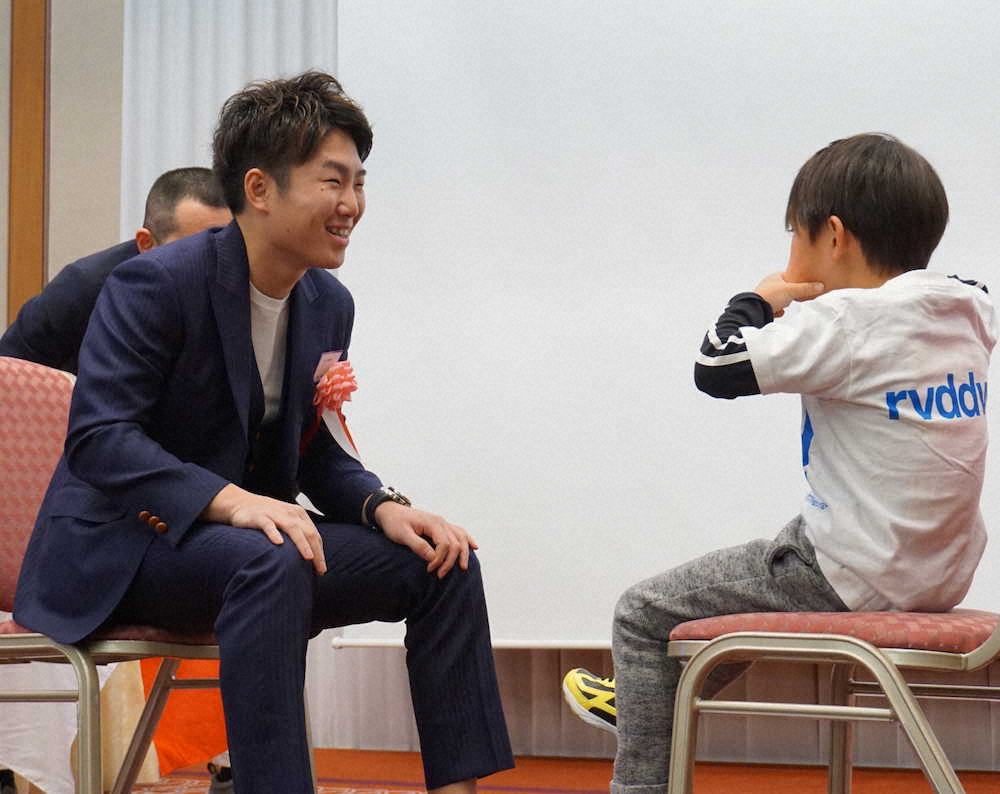 【画像・写真】フェースオフ苦手です…拳四朗、にらめっこで“特訓”「疲れました」
