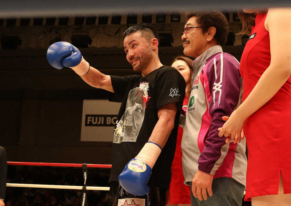 【画像・写真】比嘉　再起戦6回TKO!1年10カ月ぶりリングに「疲れました」