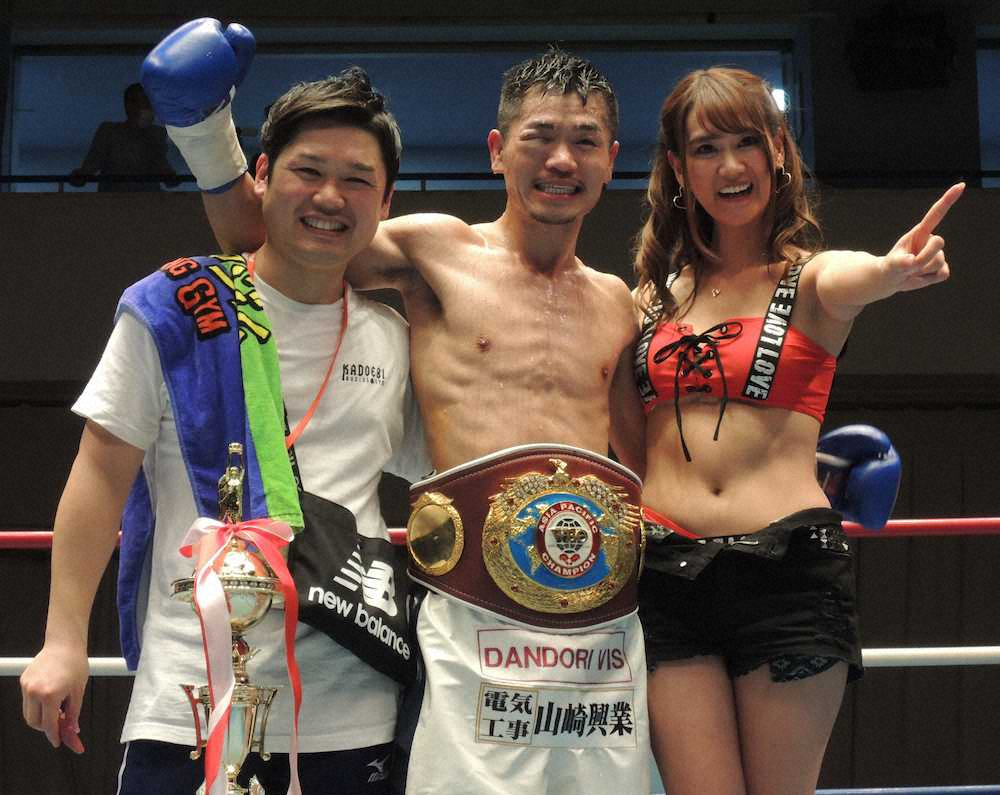 ＜WBOアジアパシフィック・スーパーフライ級タイトルマッチ＞7回TKO勝ちした福永（中央）は田部井トレーナー（左）、ラウンドガールと笑顔