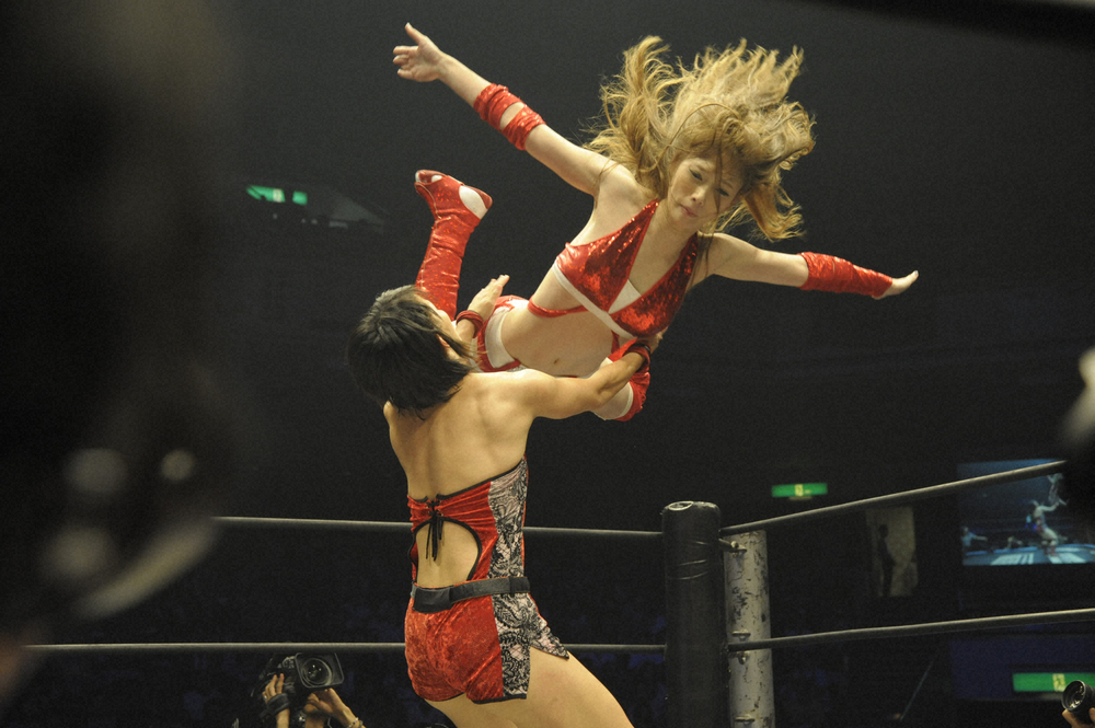 13年「DDT両国大会」でプロレスデビューし、男女混合の６人タッグマッチに挑戦した赤井沙希。フライングボディープレスを決める