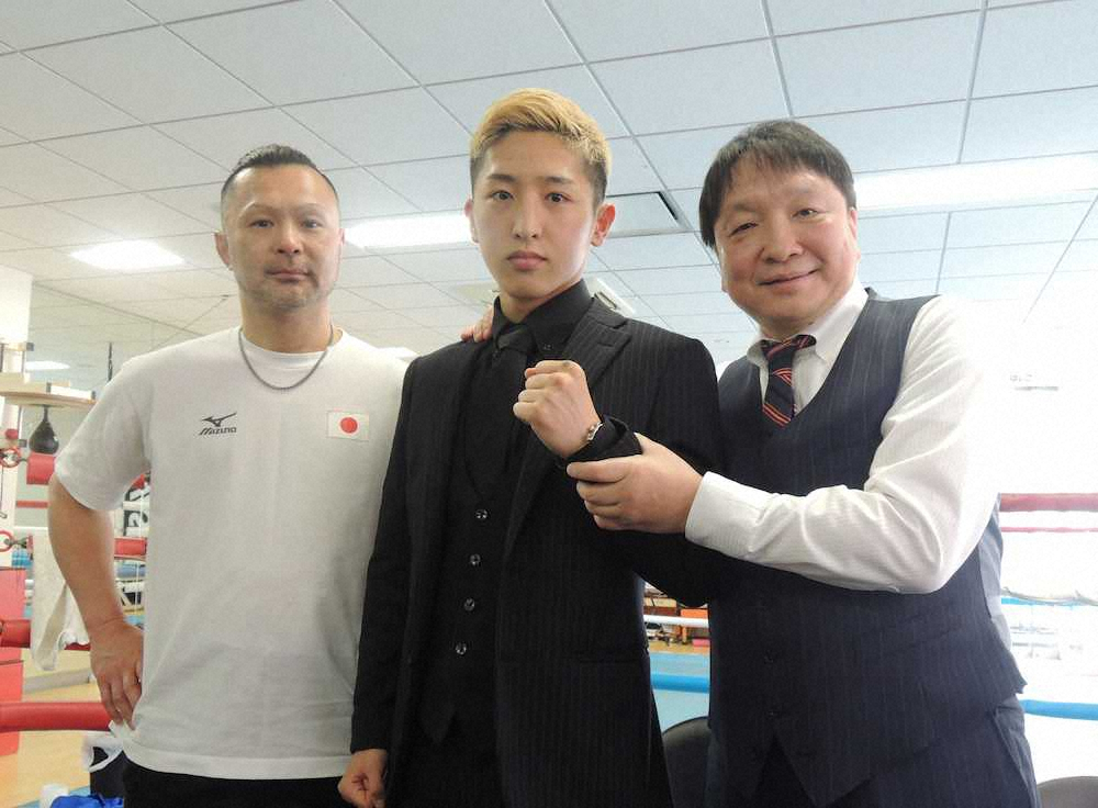大橋ジムからプロデビューすることを発表した中垣龍汰朗（中央）。左は松本好二トレーナー、右は大橋秀行会長