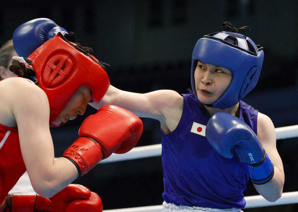 ボクシング五輪予選第5日　女子フライ級1回戦　2回、モンゴル選手（左）を攻める並木月海。判定勝ちで準々決勝進出を決めた