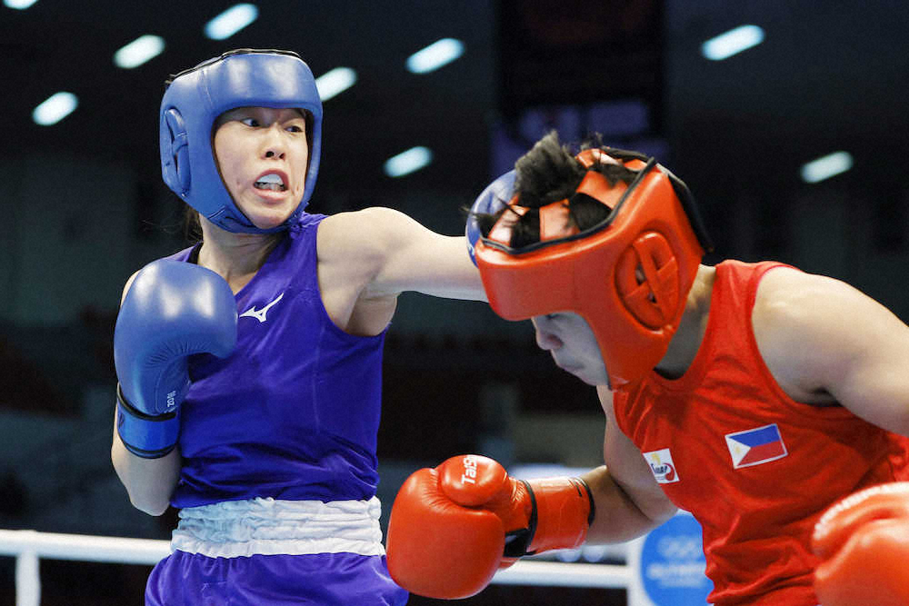 ボクシング五輪予選女子フェザー級準々決勝　2回、フィリピン選手（右）を攻める入江聖奈。判定で破り、ボクシング女子で日本勢初となる五輪出場を決めた