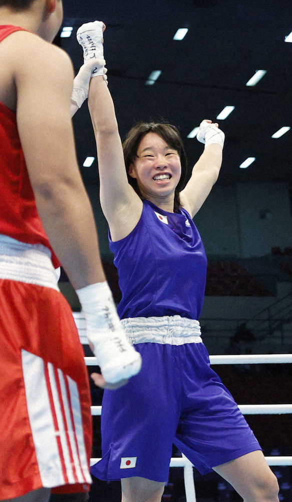 女子フェザー級準々決勝でフィリピン選手（手前）を判定で破り喜ぶ入江聖奈。ボクシング女子で日本勢初となる五輪出場を決めた