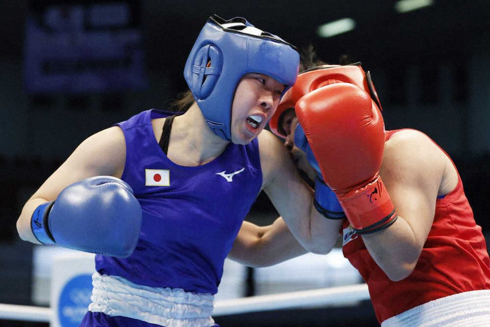 フィリピン選手（右）を攻める入江聖奈。判定で破り、ボクシング女子で日本勢初となる五輪出場を決めた