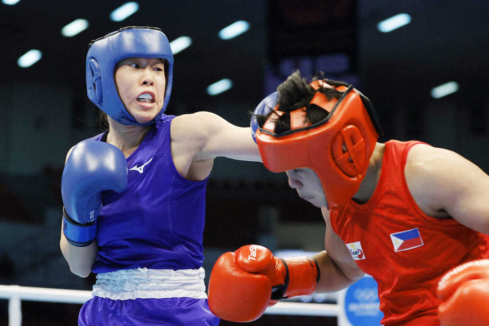 【画像・写真】2回、フィリピン選手（右）を攻める入江聖奈。判定で破り、ボクシング女子で日本勢初となる五輪出場を決めた