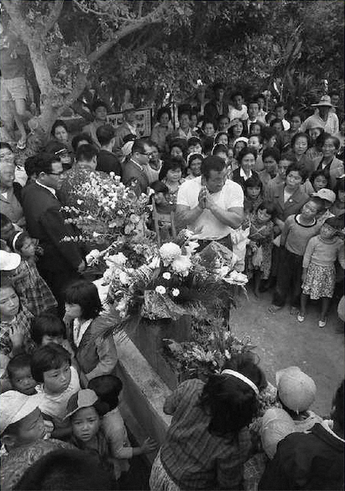 【画像・写真】力道山　英雄の祈り、戦争の爪痕残る沖縄　ひめゆりの塔に花束