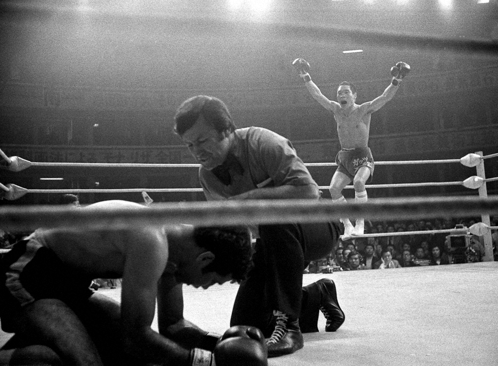 1974年4月11日、WBC世界ライト級タイトルマッチでロドルポ・ゴンザレス（左）から最初のダウンを奪い飛び上がって喜ぶガッツ石松（右）