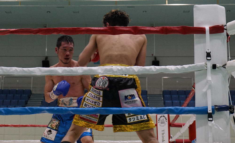 【画像・写真】冨田大樹（右）をコーナーに追い込んだ堀川謙一