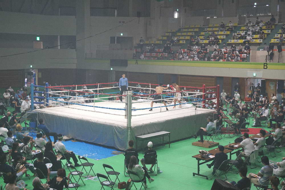 国内ボクシング興行再開後、関西初の有観客興行が大阪府枚方市で開催、第3試合の58キロ契約6回戦は木村テミン（赤、中央右）と今成太希（青、同左）が対戦した