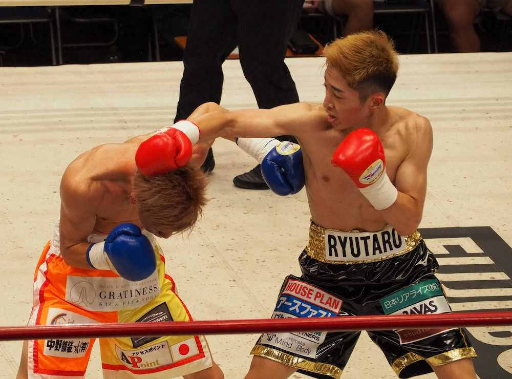 プロデビュー戦を2回TKO勝利で飾った大橋ジム期待のルーキー中垣龍汰朗（右）